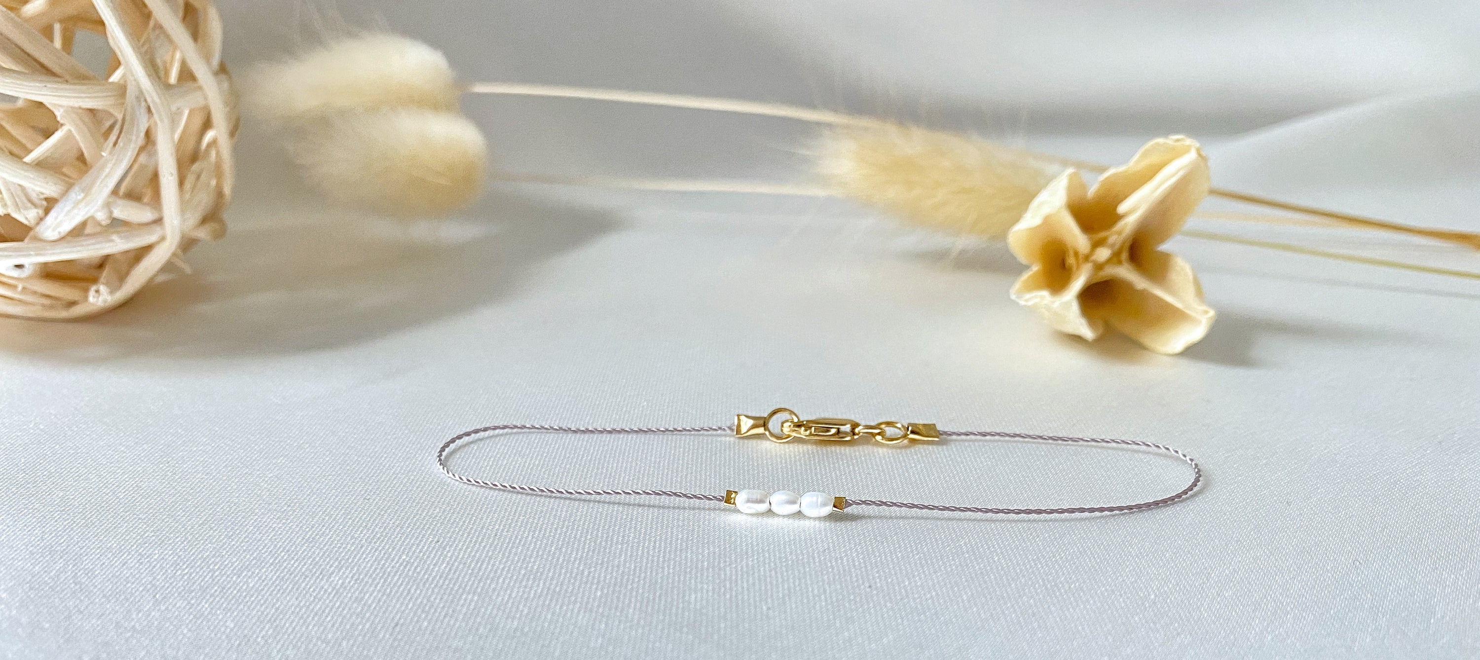 Dainty pearl bracelet - lobster clasp