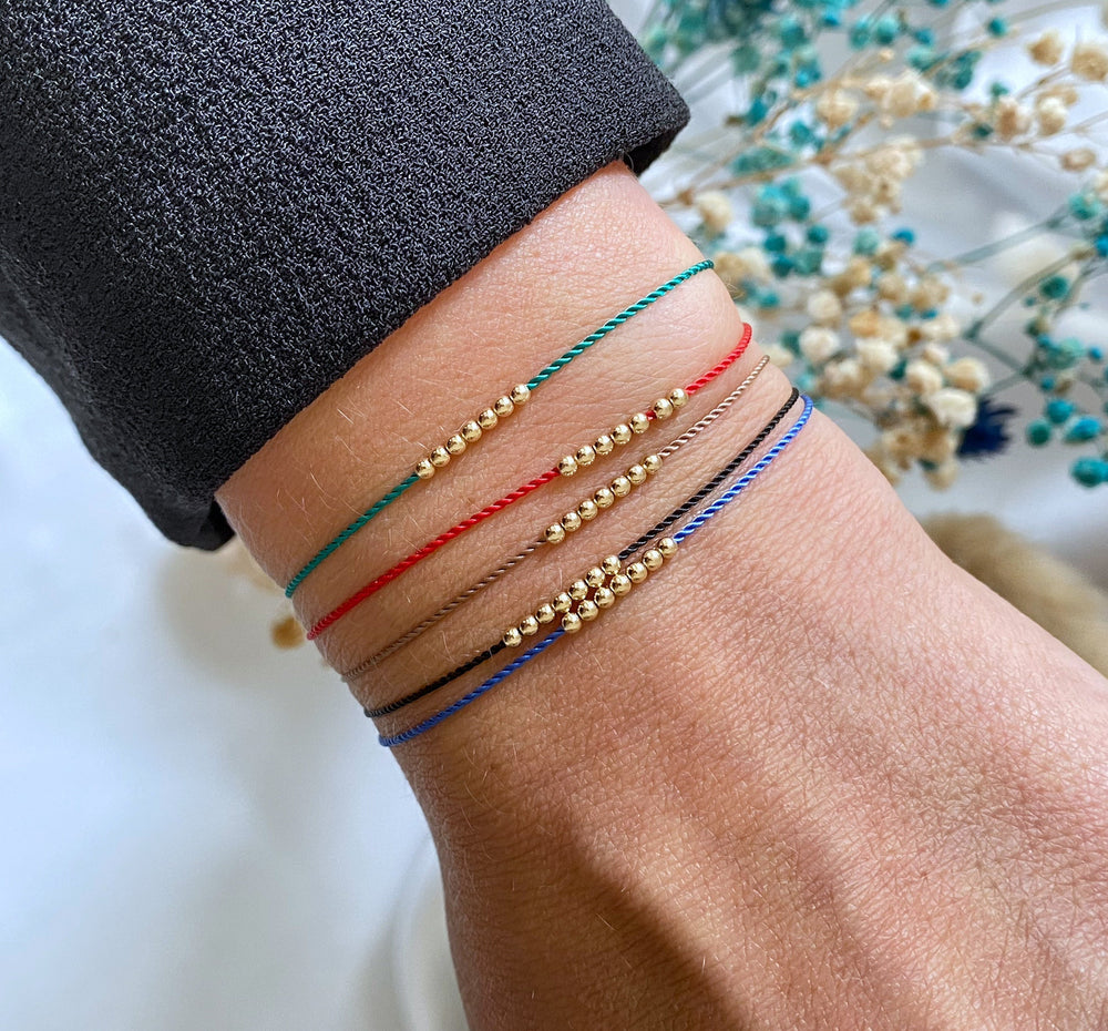 Armband mit sieben Goldperlen - Makramee