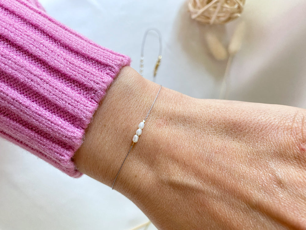 Dainty pearl bracelet - lobster clasp